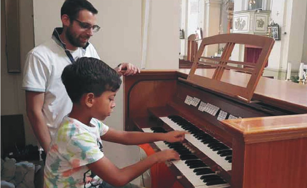 Weekly organ courses for children, teens and adults
